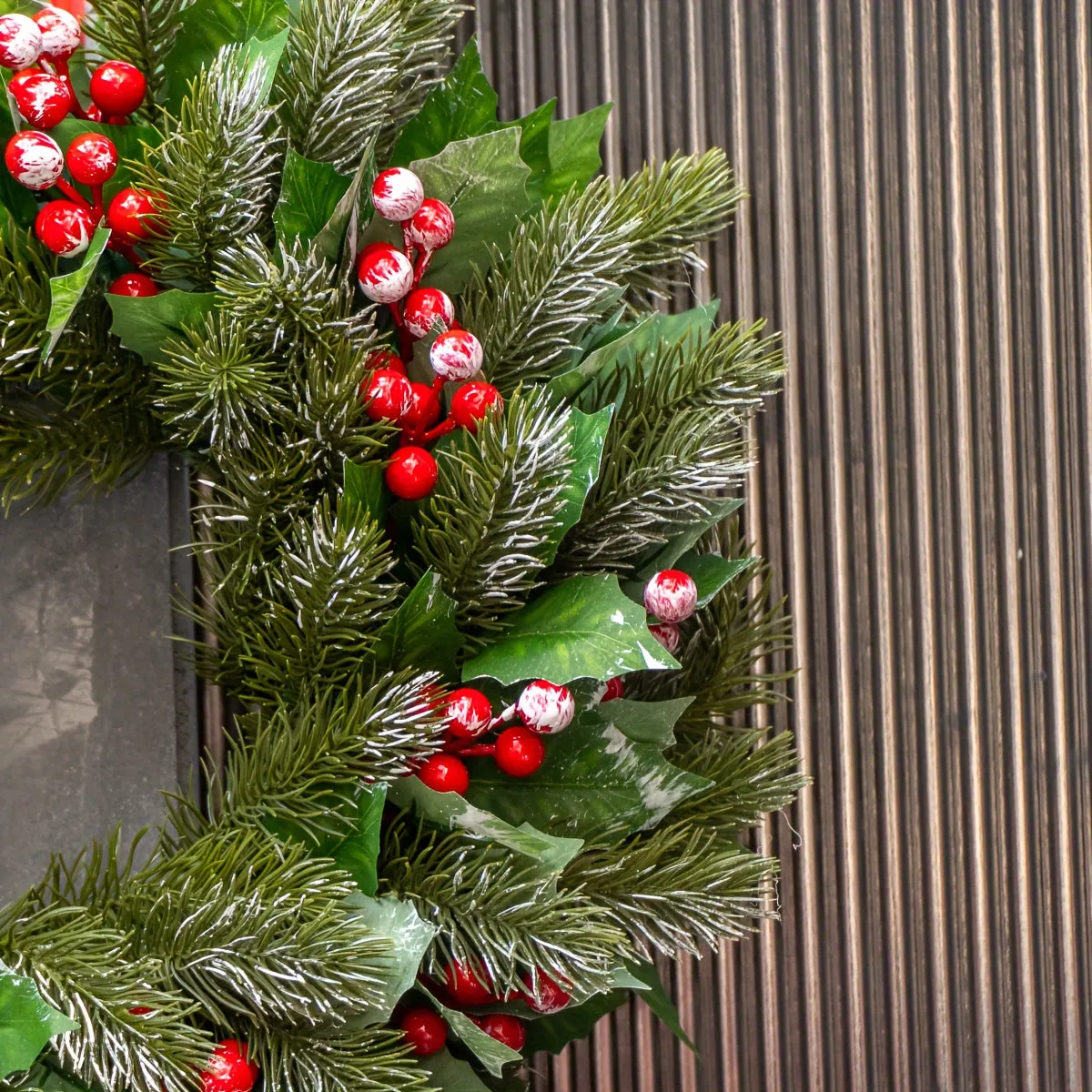1pc Festive Artificial Christmas Wreath, 15.7in Holiday Garland with Red Berries, Versatile Decoration for Outdoor, Garden, Patio, Home, Dining, Wall, Wedding, Birthday, New Year, Valentine'S Day - No Feathers, Power-Free